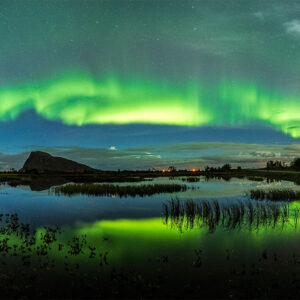 Auroras over the pond af Frank Olsen Illux Art shop - Fotokunst - Frank Olsen