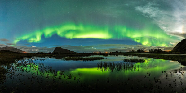 Auroras over the pond af Frank Olsen Illux Art shop - Fotokunst - Frank Olsen