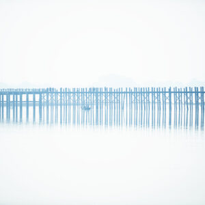 U Bein Bridge in the fog af Julie Aucoin Illux Art shop - Fotokunst - Julie Aucoin